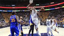Pebasket Utah Jazz Rudy Gobert (tengah) idilanggar oleh JaVale McGee dari Golden State Warriors pada Semifinal Wilayah Barat NBA. (EPA/George Frey)