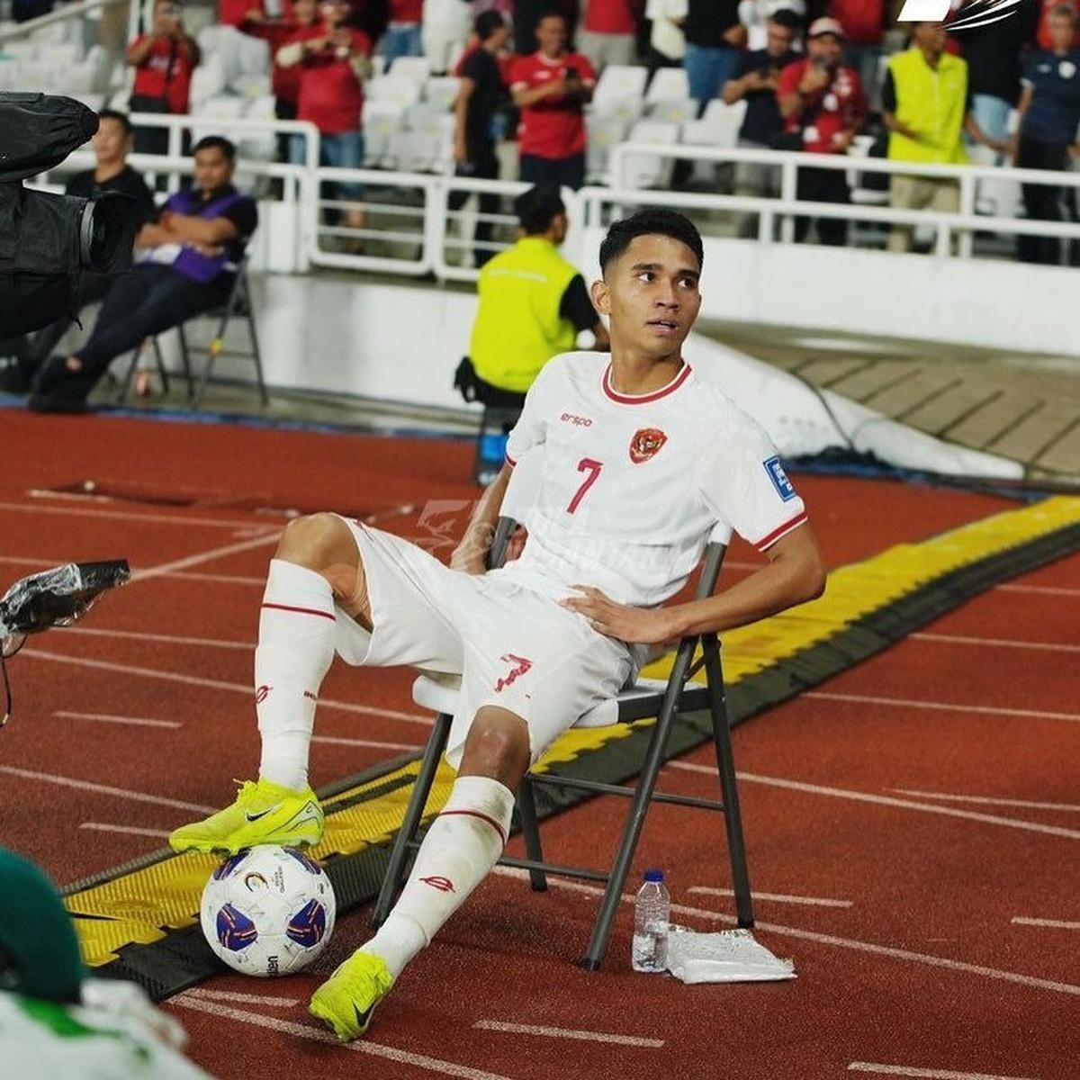 Marselino Ferdinand Tepati Janji, Ganindra Bimo Terima Jersey Kemenangan Timnas Indonesia vs Arab Saudi