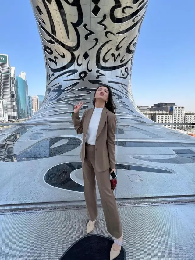 Inspirasi Outfit Blazer Ala Raline Shah