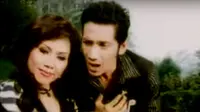 Rita Sugiarto dan Jacky Zimah dalam video Bisikan Cinta. (YouTube Bigdut Official)