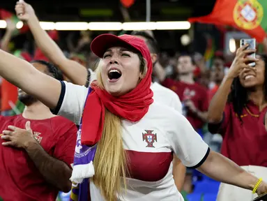 Suporter wanita Portugal tampak bersemangat saat menghadiri pertandingan melawan Ghana pada laga Piala Dunia di Stadion 974, Qatar, Kamis (24/11/2022). (AP/Manu Fernandez)