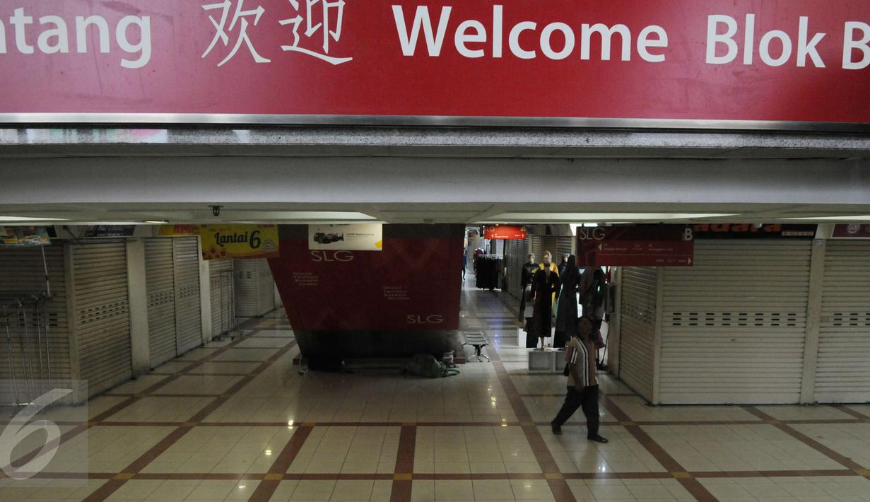 Suasana kasawan perbelanjaan Tanah Abang, Jakarta, Jumat (2/12). Adanya demo 2 Desember kawasan tanah abang relatif sepi meski hanya beberapa pedagang yang membuka tokonya. (Liputan6.com/Helmi Afandi)