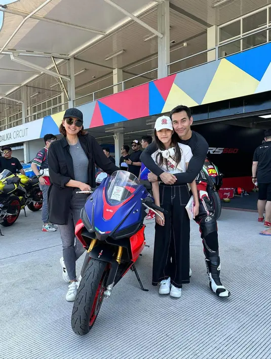 Tidak hanya pria kelahiran Swiss 38  tahun silam yang antusias,  tapi juga putrinya. Momen Darius bersama istri dan anaknya saat di sirkuit Mandalika. [Instagram/dagnesia]