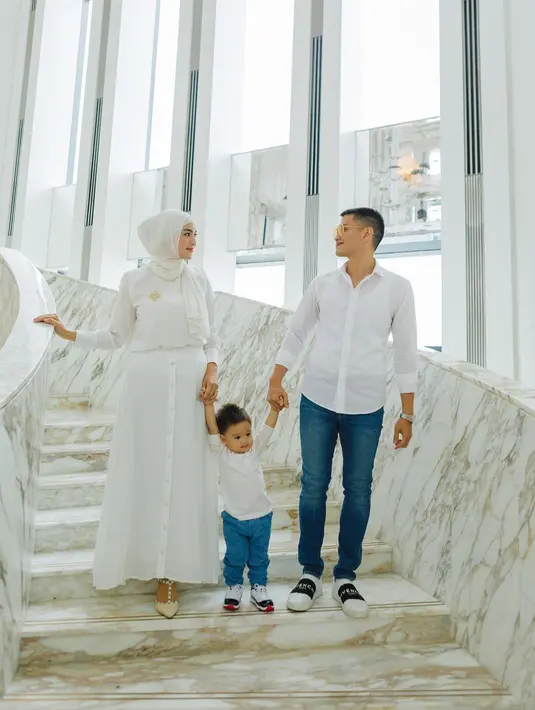 Gaya kasual yang tetap chic dengan koordinasi warna putih.. [Foto: IG/citraciki].