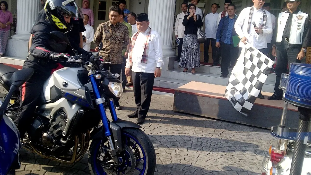 Gubernur Ahok melepas 7 Srikandi yang akan touring dengan motor gede di Balaikota, Jakarta.