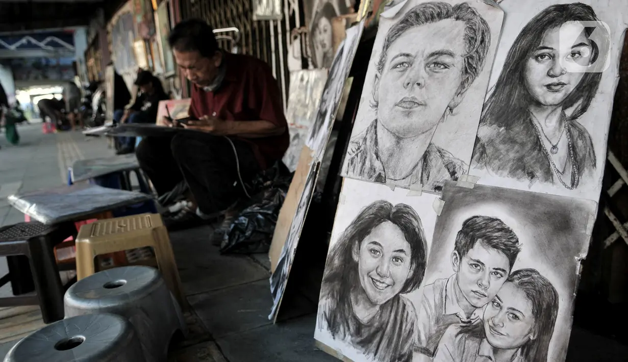 Seniman lukis menyelesaikan karyanya di pinggir Jalan Pintu Besar Selatan, Pinangsia, Jakarta, Selasa (2/6/2020). Pandemi virus corona COVID-19 ditambah adanya PSBB mengakibatkan penghasilan para pelukis di kawasan Kota Tua tersebut turun hingga 80 persen. (merdeka.com/Iqbal S. Nugroho)