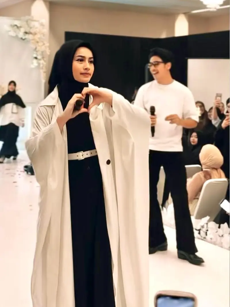 6 Gaya Serasi bak Couple Sintya Marisca dan Abidzar Al Ghifari Duet Bareng di Peluncuran Produk Umi Pipik