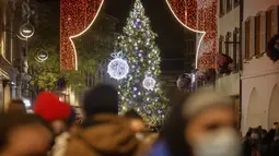 Lampu menerangi pasar Natal di Strasbourg, Prancis timur, Jumat(26/11/2021). Prancis mengumumkan keputusan suntikan Booster Covid-19 untuk semua orang dewasa agar tak lagi menerapkan pembatasan wilayah, atau batasan jam malam. (AP Photo/Jean-Francois Badias)