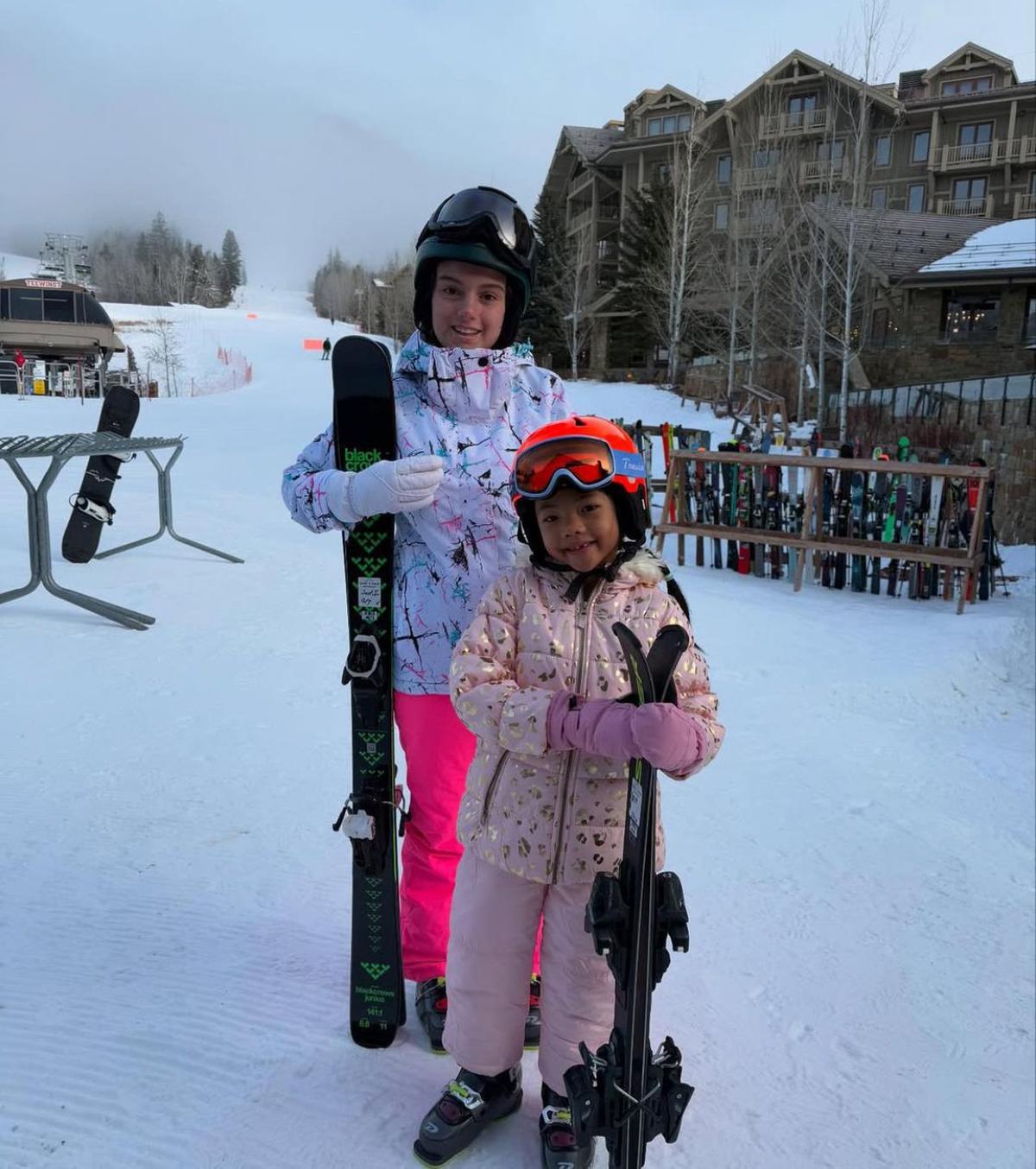 7 Potret Farah Quinn dan Keluarga Nikmati Liburan Musim Dingin, Snowboard Hingga Momen Santai!