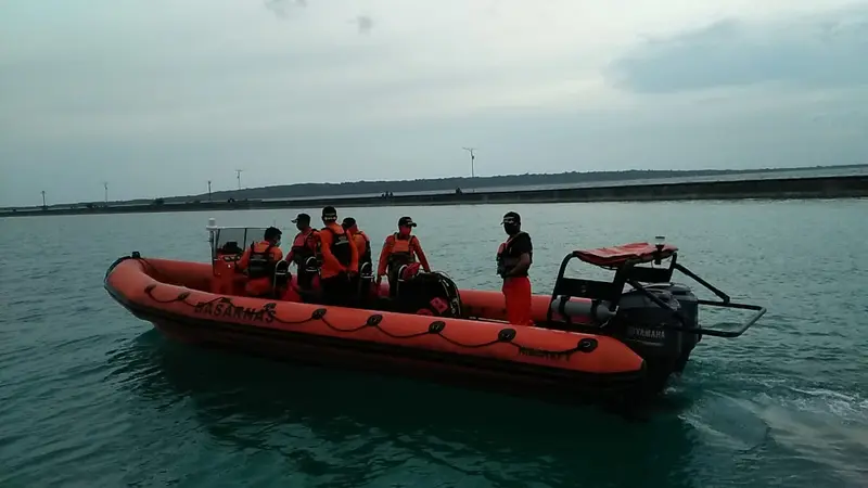 Operasi pencarian tim SAR Wakatobi terhadap salah seorang pemanah ikan yang menyelam di Pulau Runduma Wakatobi.(Liputan6.com/dok. SAR Kendari)