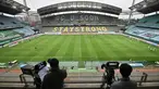 Juru kamera mengambil gambar saat pertandingan Jeonbuk Hyundai Motors melawan Suwon Samsung Blue Wings pada laga K-League di Stadion Jeonju, Korea Selatan, Jumat (8/5/2020). Kembali bergulir di tengah wabah corona, K-League tanpa penonton. (AFP/Jung Yeon-Je)