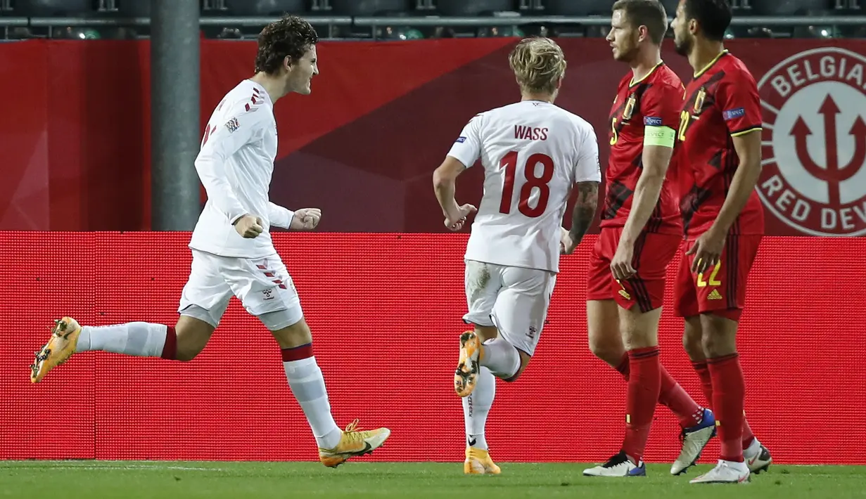 Pemain Denmark, Jonas Wind (kiri) berselebrasi usai mencetak gol ke gawang Belgia pada pada pertandingan UEFA Nations League di stadion King Power di Leuven, Belgia, Rabu (18/11/2020). Dengan kemenangan atas Denmark, Belgia menjadi juara Grup 2. (AP Photo/Francisco Seco)