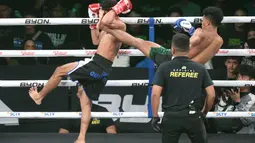 Petarung Indonesia Juang Kadja melancarkan serangan saat menghadapi KKBayan dalam laga Byon Combat Showbiz 8 di Tennis Indoor Senayan, Jakarta, Sabtu (29/8/2026). Pertarungan tersebut menjadi salah satu laga undercard yang berlangsung sengit dengan aksi saling menyerang dari kedua fighter. (KLY/Budy Santoso)