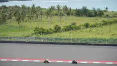 Para pembalap Moto GP melewati trek indah saat latihan bebas ketiga di Sirkuit Pertamina Mandalika di Mandalika, Pulau Lombok, Indonesia, Sabtu (19/3/2022). (AP Photo/Achmad Ibrahim)