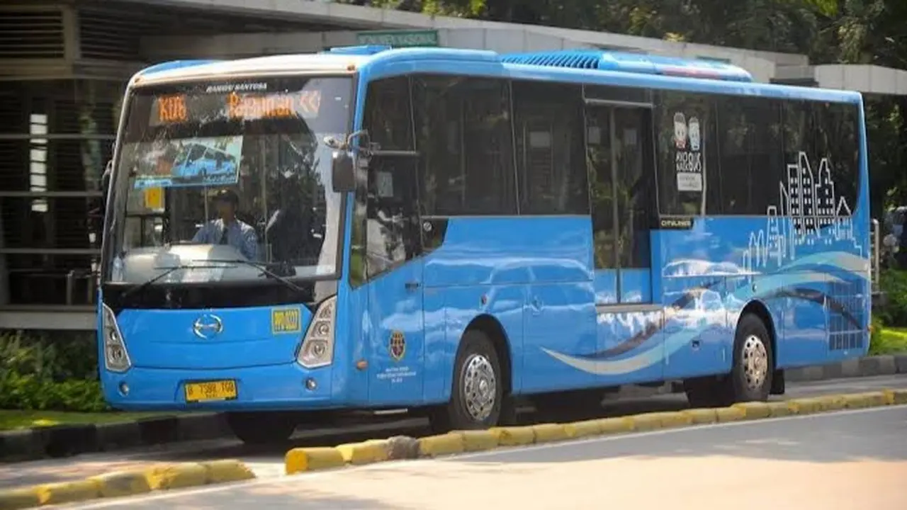 Bus Transjakarta milik Perusahaan Umum Pengangkutan Penumpang Djakarta (Perum PPD)