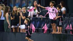 Anak Lionel Messi, Ciro Messi Roccuzzo (kanan) dan anak dari Sergio Busquets bermain kain basah sebelum laga Inter Miami melawan Orlando City pada laga lanjutan MLS Amerika di DRV PNK Stadium, Florida, Amerika Serikat, 2 Agustus 2023 waktu setempat. (AFP/Getty Images/Hector Vivas)