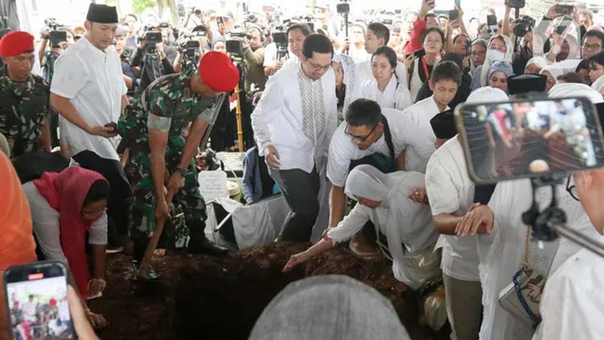 Haru Selimuti Pemakaman Penyanyi dan Artis Senior Titiek Puspa