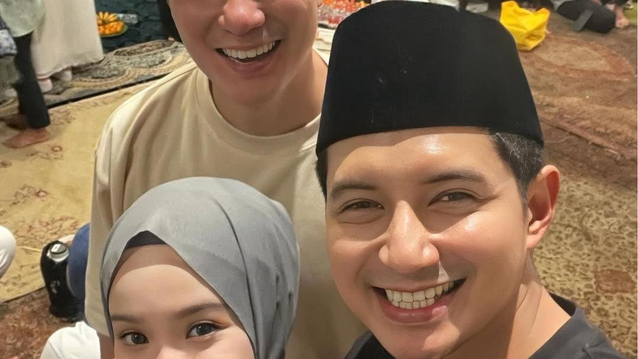 Potret Chand Kelvin dan Istri Hadiri Pengajian 7 Hari Meninggalnya Ayah Baim Wong