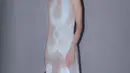 Pilihan dress warna broken white dengan detail renda beri kesan minimalis dan elegan. [@miktambayong]