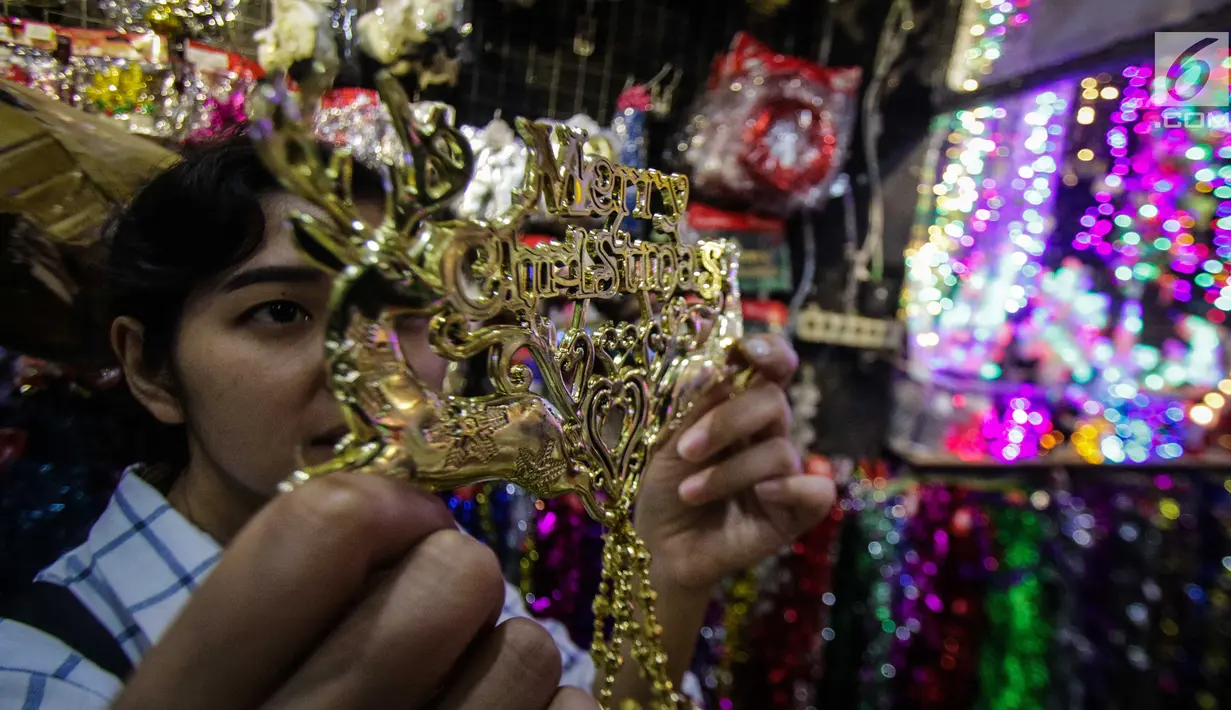 Pengunjung memilih pernak-pernik hiasan natal di kawasan Pasar Asemka, Jakarta Barat, Selasa (12/12). Menjelang Natal, Pasar Asemka ramai dengan pengunjung yang memburu pernak-pernik untuk menghiasi rumah dan pohon Natal. (Liputan6.com/Faizal Fanani)