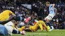 Pemain Manchester City, Kevin De Bruyne (kanan) mencetak gol ke gawang Wolverhampton dalam laga lanjutan Liga Inggris 2024/2025 di Etihad Stadium, Manchester, Inggris, Jumat (02/05/2025) waktu setempat. (AP Photo/PA/Martin Rickett)