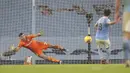 Gelandang Manchester City, lkay Gundogan saat mencetak gol lewat titik penalti ke gawang Aston Villa pada pertandingan lanjutan Liga Inggris di Stadion Etihad, Kamis (21/1/2021). City unggul selisih gol dari Leicester City di posisi kedua. (Clive Brunskill/Pool via AP)
