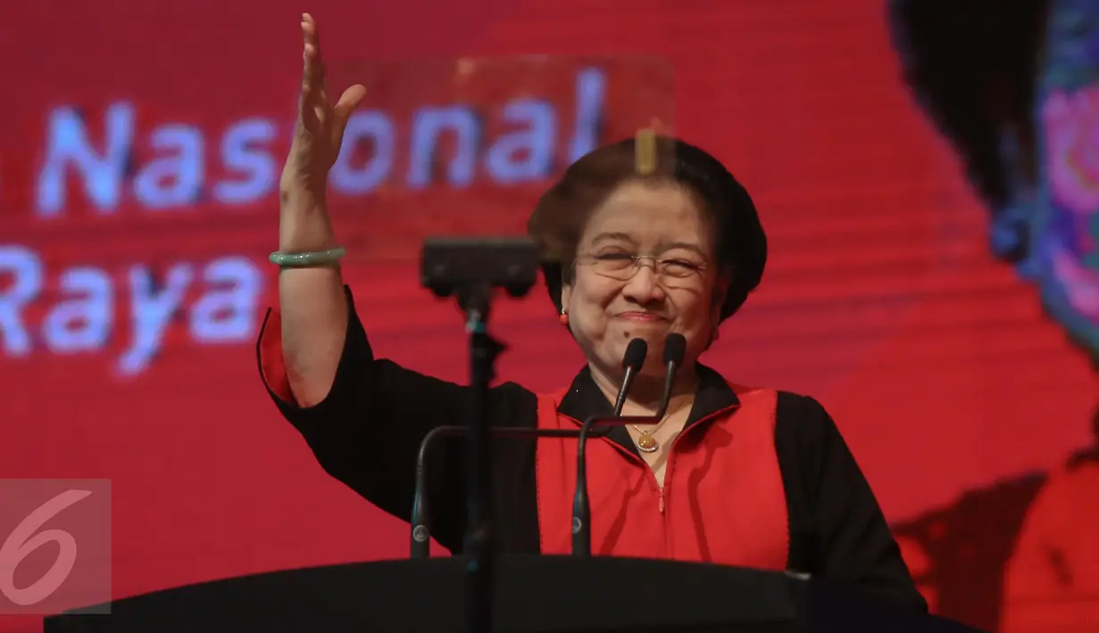 Ketua Umum PDIP Megawati Soekarnoputri saat berpidato dalam penutupan Rakernas I PDIP di Jakarta, Selasa (12/1/2016). PDIP akan mengawal kebijakan politik Pemerintah secara nasional agar tetap berpijak dalam nilai-nilai. (Liputan6.com/Faizal Fanani)