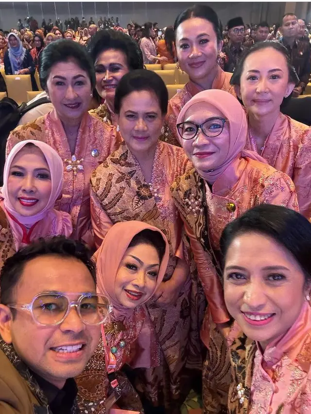 Ibu Iriana Dibalut Kebaya Warna Cerah saat Ulang Tahun Dekranas di Solo. [@raffinagita1717]