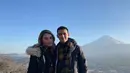 Berpose di depan gunung Fuji di Jepang, Natasha dan Ciccio tampil serasi mengenakan jaket puffer.  (Instagram/ciomanassero).