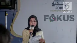 Seorang peserta mengikuti kompetisi News Presenter selama Emtek Goes To Campus 2018 di Surabaya, Jawa Timur, Selasa (13/11). Audisi news presenter merupakan salah satu acara yang menjadi ciri khas setiap penyelenggaraan EGTC. (Liputan6.com/Faizal Fanani)
