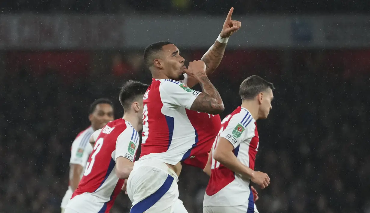 Pemain Arsenal, Gabriel Jesus melakukan selebrasi setelah mencetak gol ke gawang Crystal Palace pada laga perempat final Carabao Cup 2024/2025 yang berlangsung di Emirates Stadium, London, Inggris, Kamis (19/12/2024) WIB. (AP Photo/Kirsty Wigglesworth)