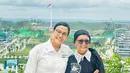 Ia melengkapi penampilannya dengan celana panjang hitam dan hijab turban polos. Sama seperti Sri Mulyani, Retno juga memakai sepatu kets dan kacamata. Penampilannya dipermanis dengan aksesori anting stud putih dan arloji silver.  [@smindrawati].