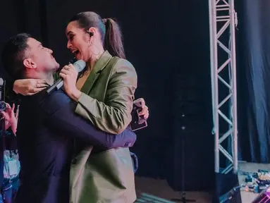 Raisa mengunggah beberapa potret Hamish Daud yang datang saat dirinya manggung. Momen yang jarang diperlihatkan itu sontak mencuri perhatian netizen. (Instagram/raisa6690)