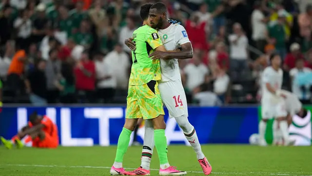Kiper Maroko Yassine Bounou (1) memeluk Issa Diop (14)