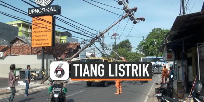 VIDEO: Tiang Listrik Roboh di Kebon Jeruk