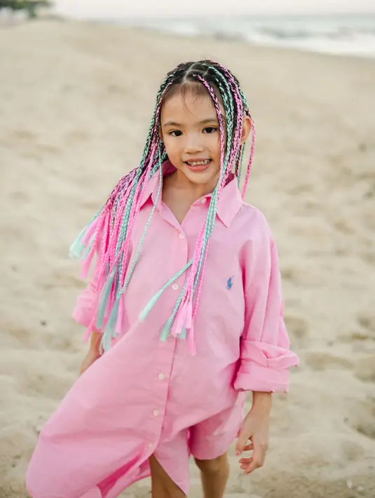 Mempermanis tampil cornrows, tatanan rambut ini dipadu dengan pita pink dan biru pastel [@claireherbowo]