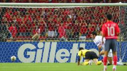 Yaitu gol tercepat di Piala Dunia yang dicetak oleh striker Turki, Hakan Sukur. Tepatnya 11 detik setelah wasit meniupkan peluit dimulainya laga. (AFP/Pascal Guyot)