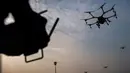 Relawan Administrasi Metropolitan Bangkok (BMA) menerbangkan drone untuk menurunkan hujan buatan pada demontrasi, Kamis (31/1). Thailand mengerahkan drone untuk menyemprotkan air dalam memerangi polusi udara di Ibu Kota yang makin parah. (Jewel SAMAD/AFP)