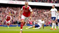 Pemain Arsenal Granit Xhaka melakukan selebrasi usai mencetak gol ke gawang Tottenham Hotspur pada pertandingan sepak bola Liga Premier Inggris di Emirates Stadium, London, Inggris, 1 Oktober 2022. Arsenal menang 3-1. (AP Photo/Kirsty Wigglesworth)