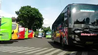 Meski harus melalui jalur memutar hingga sekitar lima puluh kilometer menuju pelabuhan Gilimanuk, banyak Bus AKAP tetap berangkat.