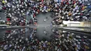 Ratusan demonstran berkumpul saat berunjuk rasa pro-Uni Eropa di Iraklio, Yunani (2/7/2015). PM Alexis Tsipras mengatakan tutupnya bank tidak akan lama setelah adanya kontrak baru dengan kreditur setelah referendum. (REUTERS/Stefanos Rapanis)