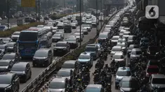 Kepadatan arus lalu lintas di jalan Gatot Subroto, Pancoran, Jakarta, Senin (13/11/2023). (merdeka.com/Imam Buhori)