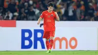 Selebrasi pemain Persija Jakarta, Ryo Matsumura setelah mencetak gol penyeimbang 1-1 ke gawang PSM Makassar pada laga pekan pertama BRI Liga 1 2023/2024 antara Persija Jakarta menghadapi PSM Makassar di Stadion Utama Gelora Bung Karno (SUGBK), Senayan, Jakarta, Senin (3/7/2023). (Bola.com/M Iqbal Ichsan)