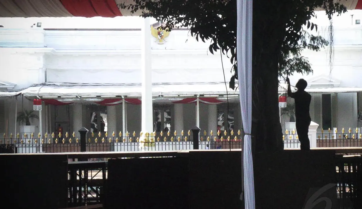 Petugas terlihat sibuk memperindah pusat pemerintahan itu untuk menyambut peringatan kemerdekaan RI. (Liputan6/com/Faizal Fanani)