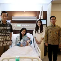 Intip gaya busana Selvi Ananda saat menjenguk Annisa Pohan setelah melahirkan anak kedua (@setwapres.ri)