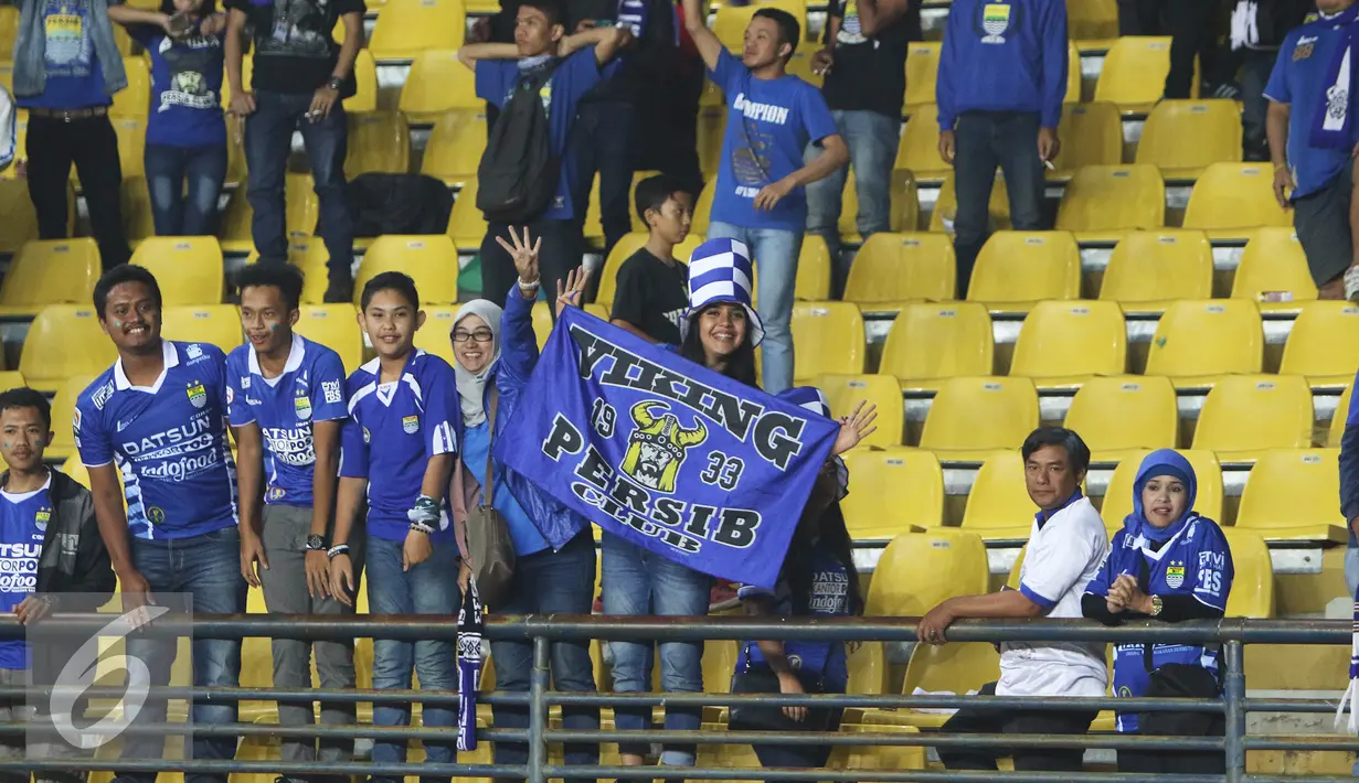 Suporter Persib merayakan kemenangan tim kesayangannya pada pertandingan Piala Presiden di Stadion Jalak Harupat, Bandung, Jawa Barat, Rabu (2/9/2015). Persib menang atas Persiba dengan skor 4-0. (Liputan6.com/Herman Zakharia)