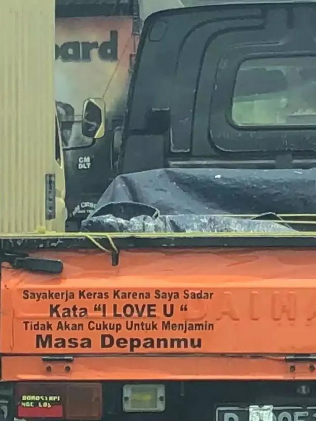 7 Tulisan Kata Mutiara Nyeleneh di Belakang Mobil Ini Bikin Geleng Kepala