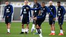 Aksi Kylian Mbappe melepaskan tembakan ke arah gawang saat sesi latihan di Clairefontaine-en-Yvelines, (3/10/2017). Prancis melakukan persiapan jelang melawan Bulgaria pada Kualifikasi Piala Dunia 2018. (AFP/Franck Fife)