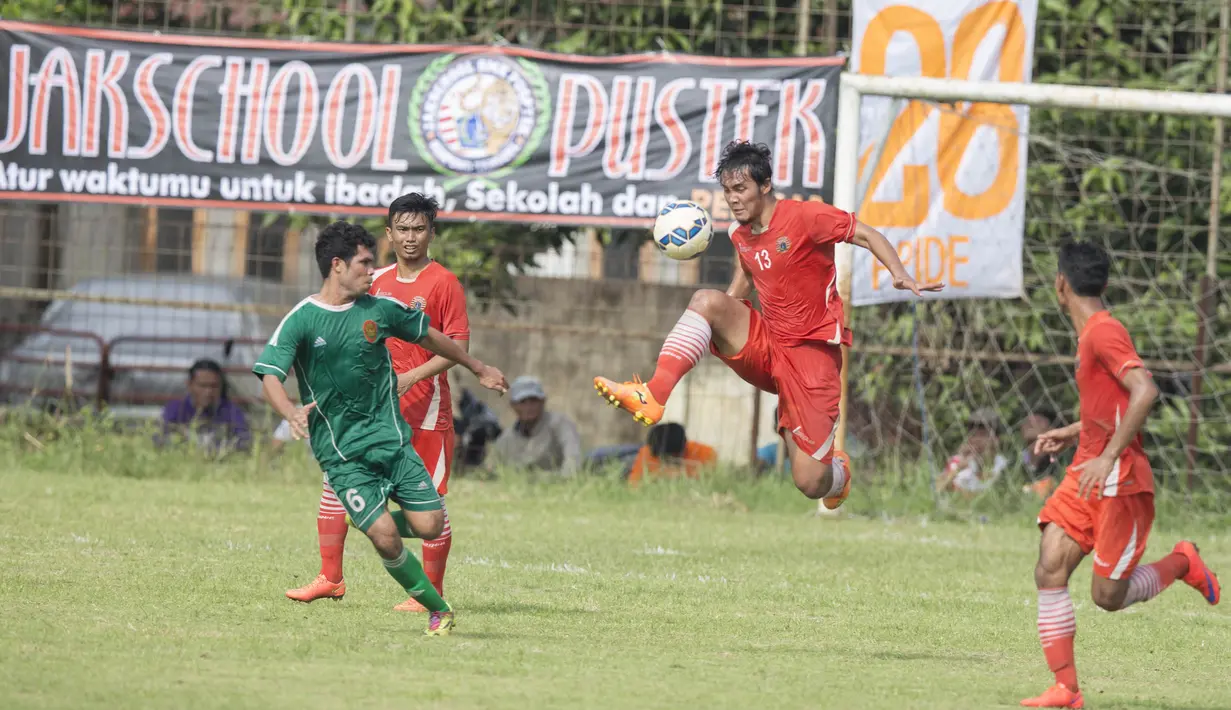 Bek Persija Jakarta, Gunawan Dwi Cahyo, berusaha membuang bola dari rebutan pemain PS AD pada laga uji coba di Lapangan Villa 2000, Tangerang, Jumat (4/3/2016). (Bola.com/Vitalis Yogi Trisna)