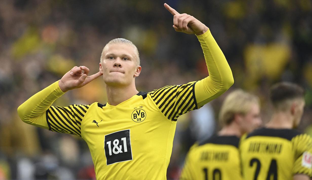 Erling Haaland sukses tampil menawan dengan mencetak 27 gol dalam 29 laga di musim pertama saat membela Borussia Dortmund. Hal tersebut membuatnya dianugerahi penghargaan Golden Boy pada tahun 2020. Saat ini, jasanya tengah diperebutkan oleh klub-klub besar. (AFP/Ina Fassbender)